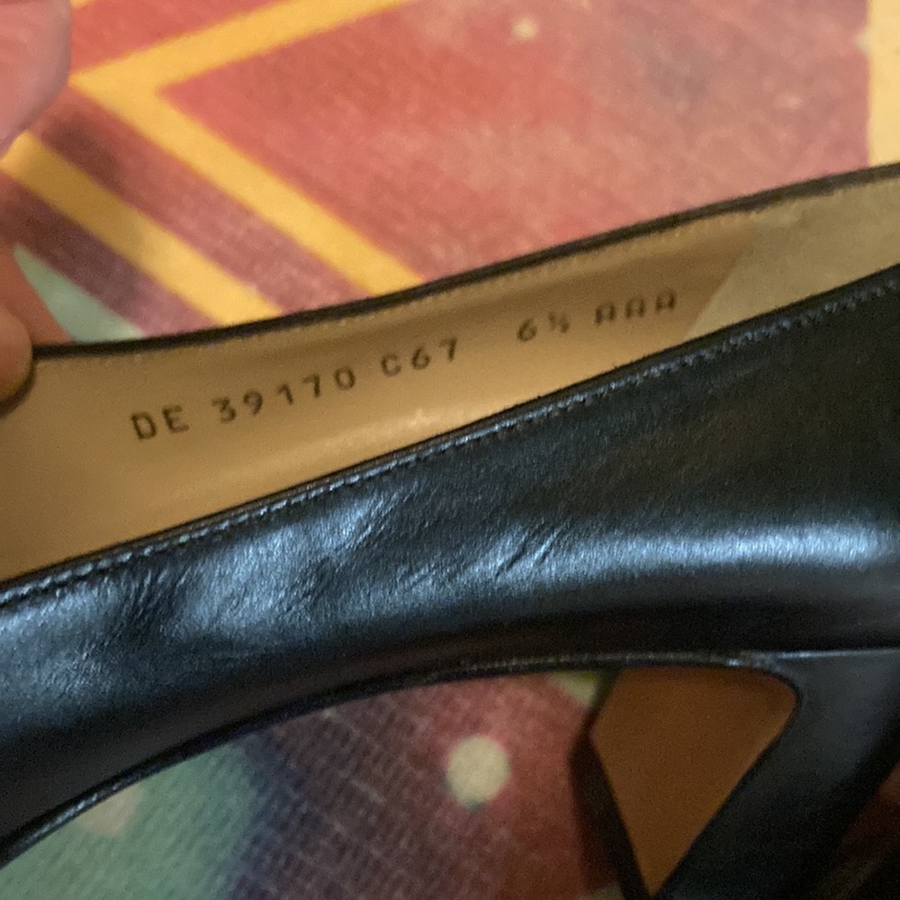 Salvatore Ferragamo Black Leather Heeled Pumps with Signature Gancini Detail - Picture 4 of 13